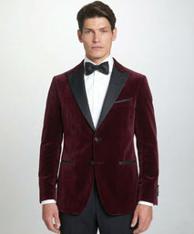Chaqueta de gala en terciopelo granate con solapa de pico y corte entallado.